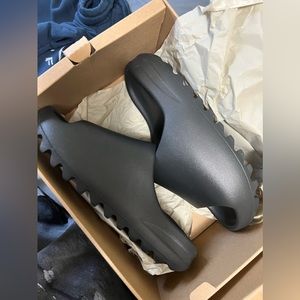 Yeezy Slides - 8M